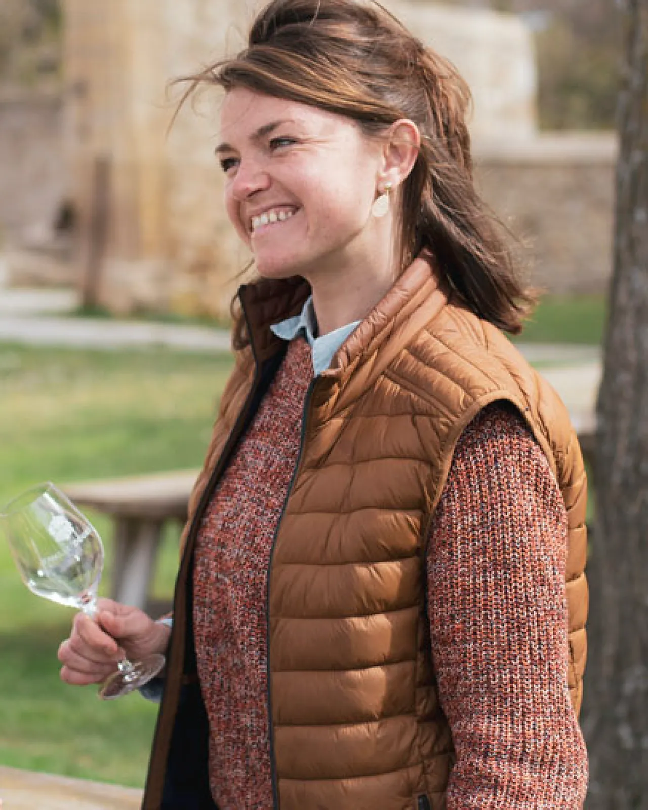 Julie des Mauvaises Herbes tenant un verre de vin à Vourey
